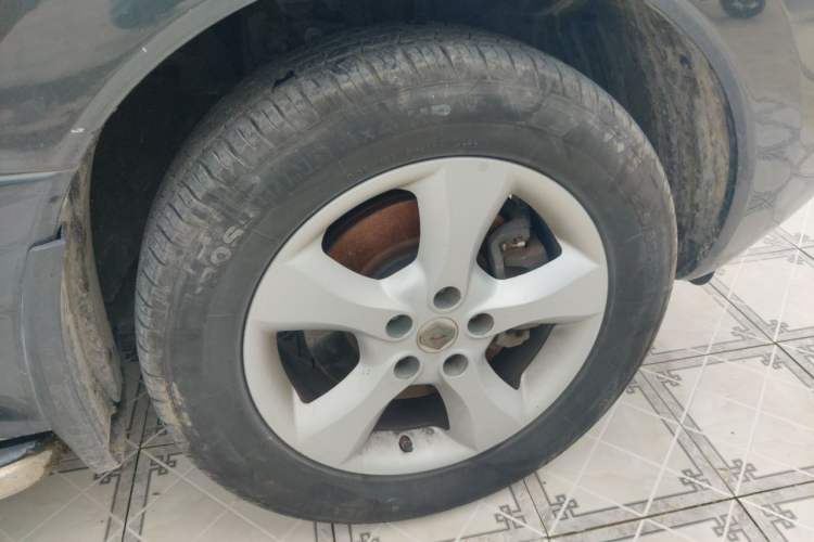 Used Renault Koleos 2010 2.5L 4x4 Comfort Edition Right Front Wheel Hub