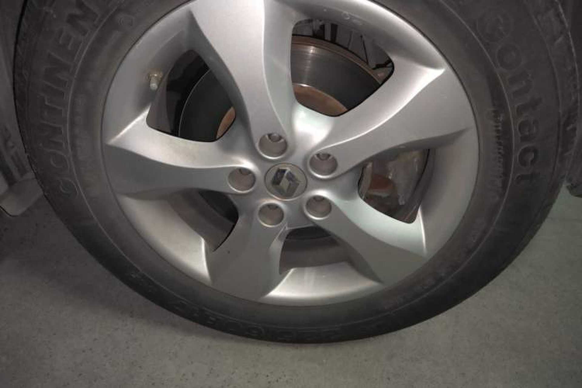 Used Renault Koleos 2010 2.5L 4x4 Comfort Edition Right Front Wheel Hub