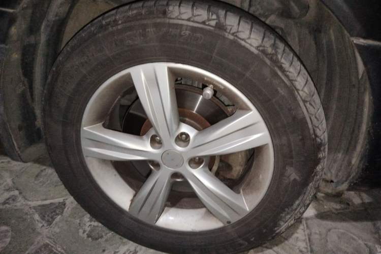Used Renault Koleos 2010 2.5L 4x4 Comfort Edition Right Front Wheel Hub