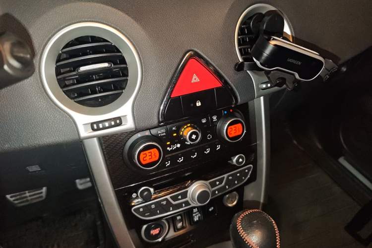 Used Renault Koleos 2010 2.5L 4x4 Comfort Edition Audio And AC Panel