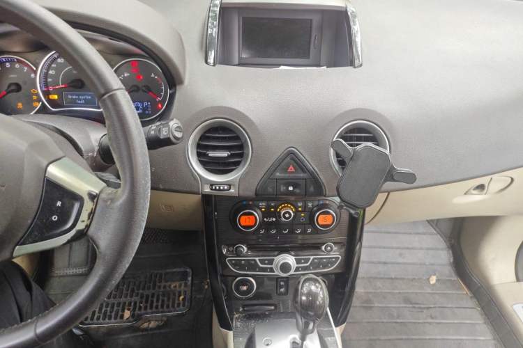 Used Renault Koleos 2010 2.5L Two-Wheel Drive Comfort Version Audio And AC Panel