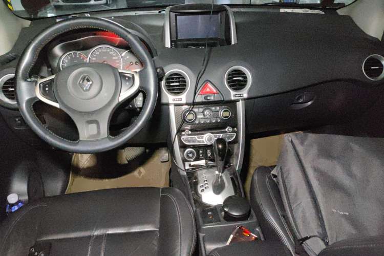Used Renault Koleos 2010 2.5L 4x4 Luxury Version Center Console