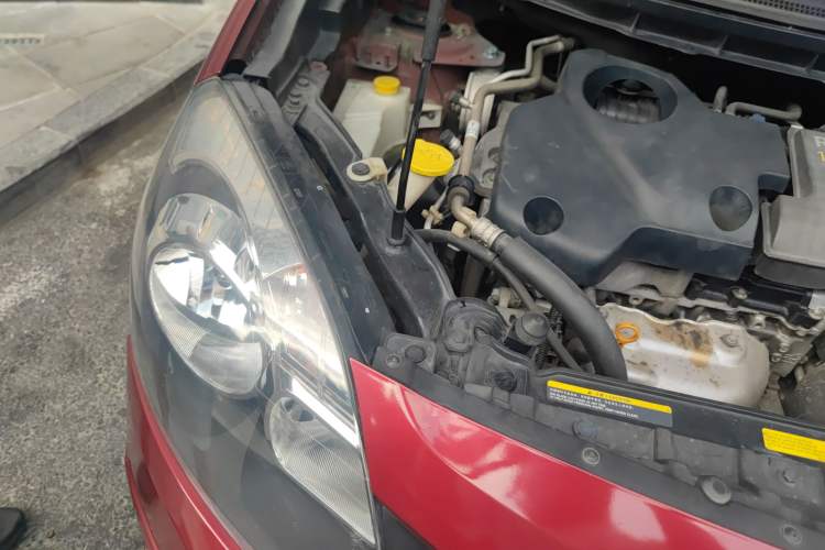 Used Renault Koleos 2010 2.5L 4x4 Comfort Edition Engine Bay Right