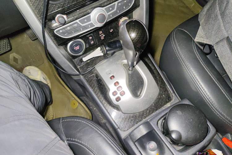 Used Renault Koleos 2010 2.5L 4x4 Luxury Version Gear Lever