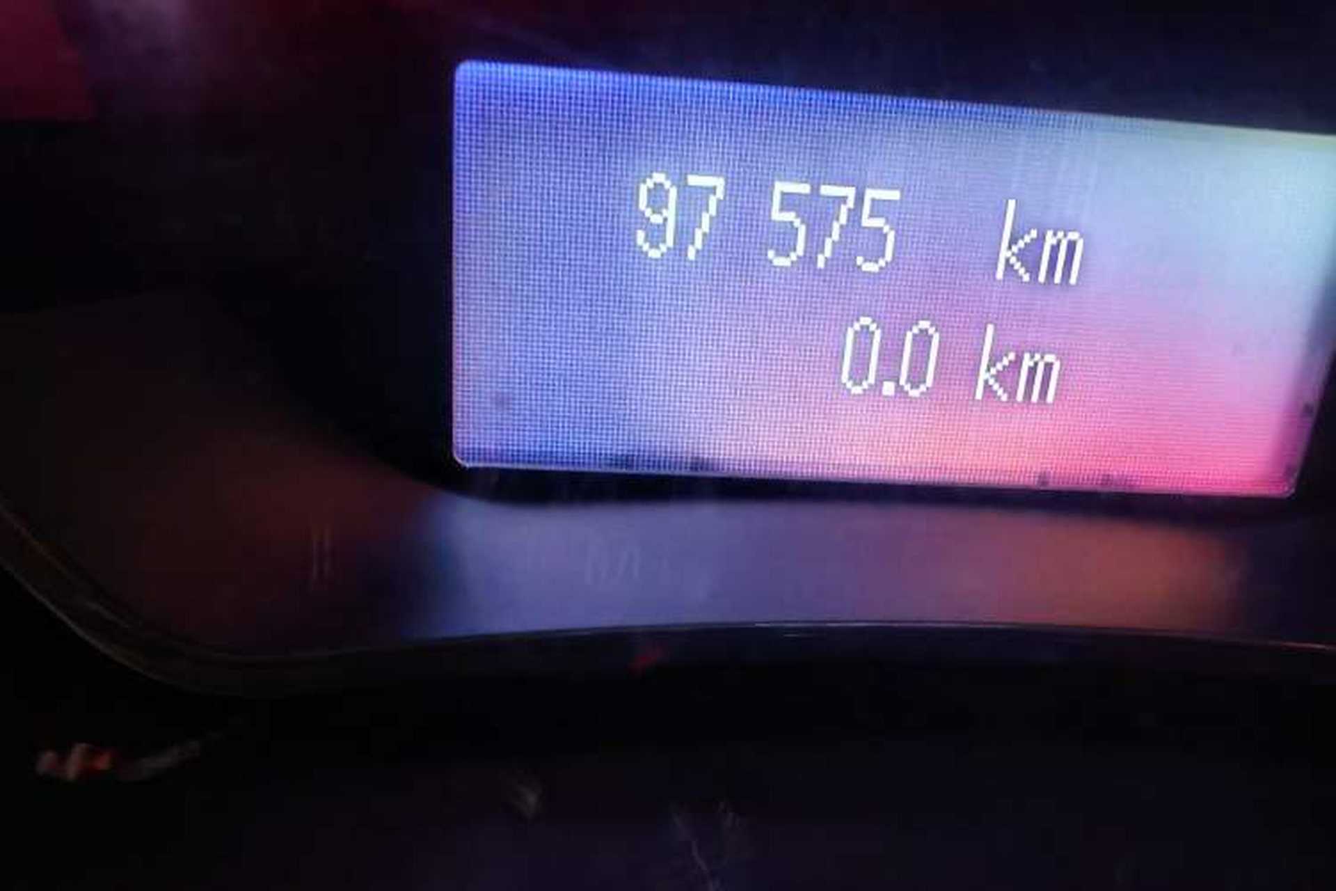 Used Renault Koleos 2010 2.5L Four-Wheel Drive Bose Limited Edition Odometer Close Up