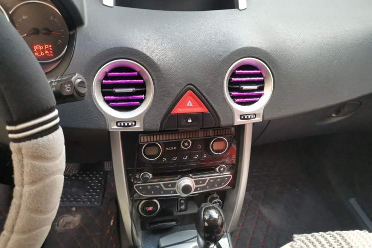 Used Renault Koleos 2010 2.5L 4x4 Comfort Edition Audio And AC Panel