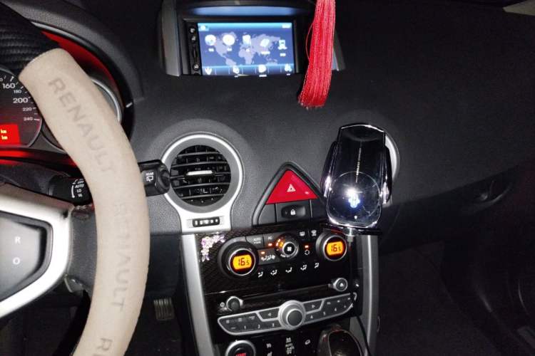 Used Renault Koleos 2010 2.5L 4x4 Comfort Edition Audio And AC Panel