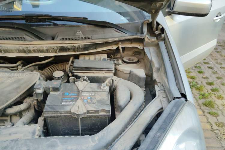 Used Renault Koleos 2010 2.5L 4x4 Comfort Edition Engine Bay Left