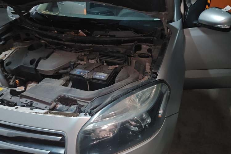 Used Renault Koleos 2010 2.5L 4x4 Comfort Edition Engine Bay Left