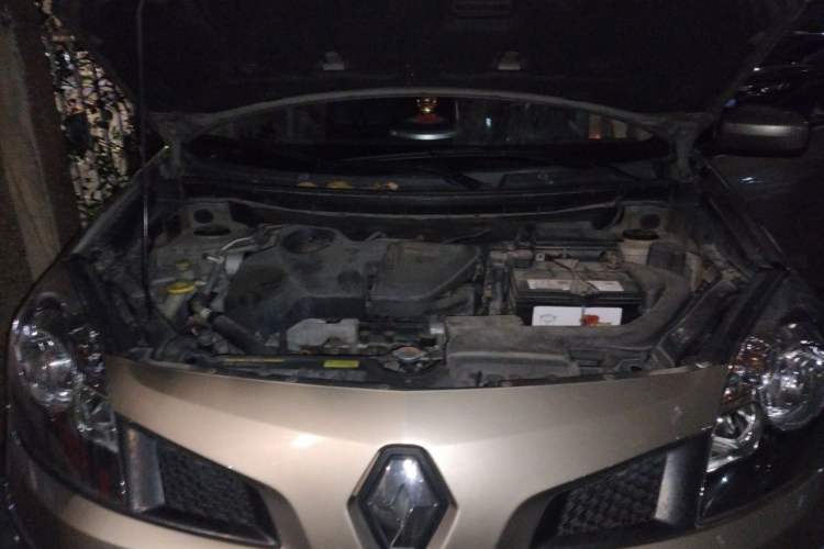 Used Renault Koleos 2010 2.5L 4x4 Comfort Edition Engine Bay
