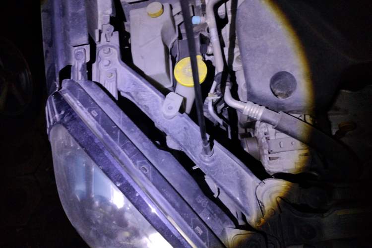 Used Renault Koleos 2010 2.5L 4x4 Luxury Version Engine Bay Right