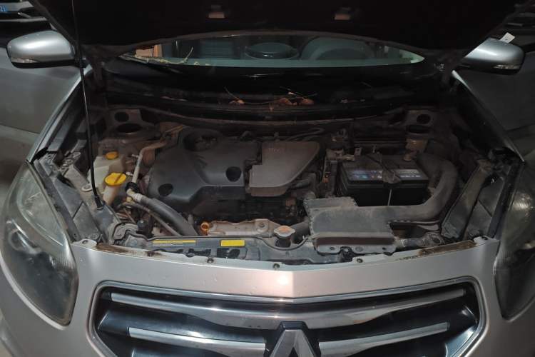 Used Renault Koleos 2010 2.5L 4x4 Comfort Edition Engine Bay