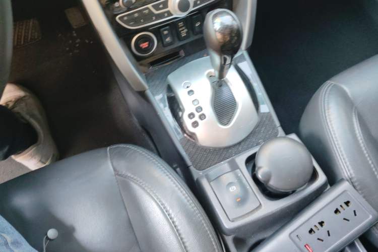 Used Renault Koleos 2010 2.5L 4x4 Comfort Edition Gear Lever