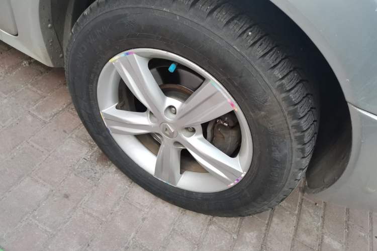 Used Renault Koleos 2010 2.5L 4x4 Comfort Edition Right Front Wheel Hub
