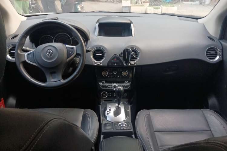 Used Renault Koleos 2010 2.5L 4x4 Luxury Version Center Console