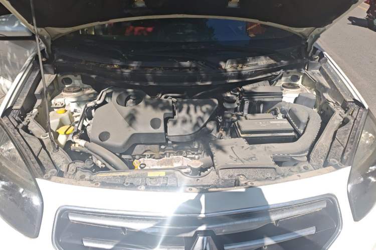 Used Renault Koleos 2010 2.5L 4x4 Comfort Edition Engine Bay