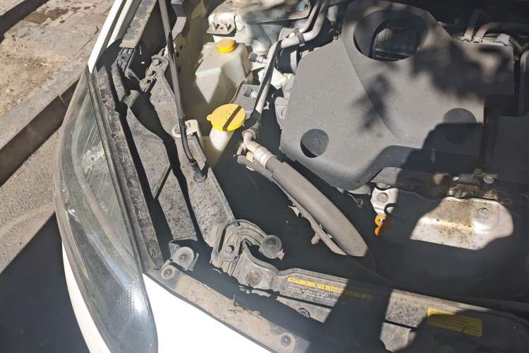 Used Renault Koleos 2010 2.5L 4x4 Comfort Edition Engine Bay Right
