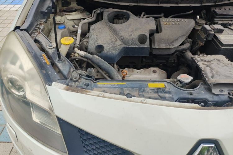 Used Renault Koleos 2010 2.5L Two-Wheel-Drive Luxury Version Engine Bay Right