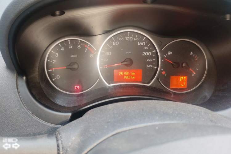 Used Renault Koleos 2010 2.5L Two-Wheel Drive Comfort Version Odometer Close Up