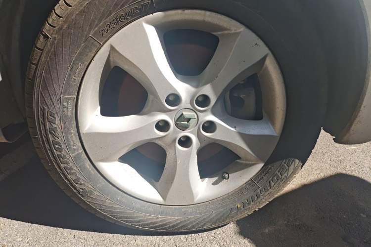 Used Renault Koleos 2010 2.5L 4x4 Comfort Edition Right Front Wheel Hub