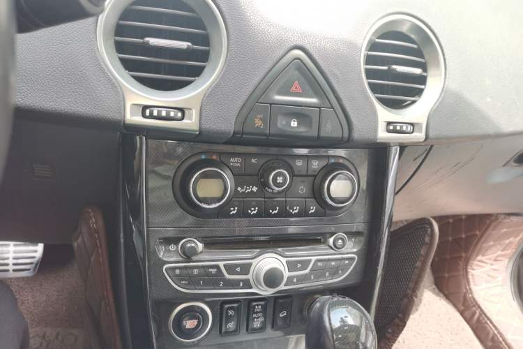 Used Renault Koleos 2012 2.5L 4x4 Comfort Edition with Navigation Audio And AC Panel