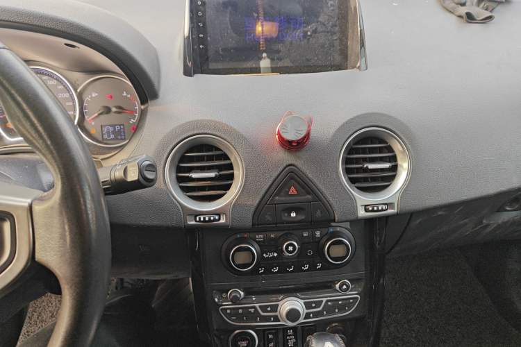 Used Renault Koleos 2012 2.5L 4x4 Comfort Edition with Navigation Audio And AC Panel
