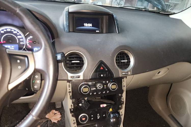 Used Renault Koleos 2012 2.5L 4x4 Comfort Edition with Navigation Audio And AC Panel