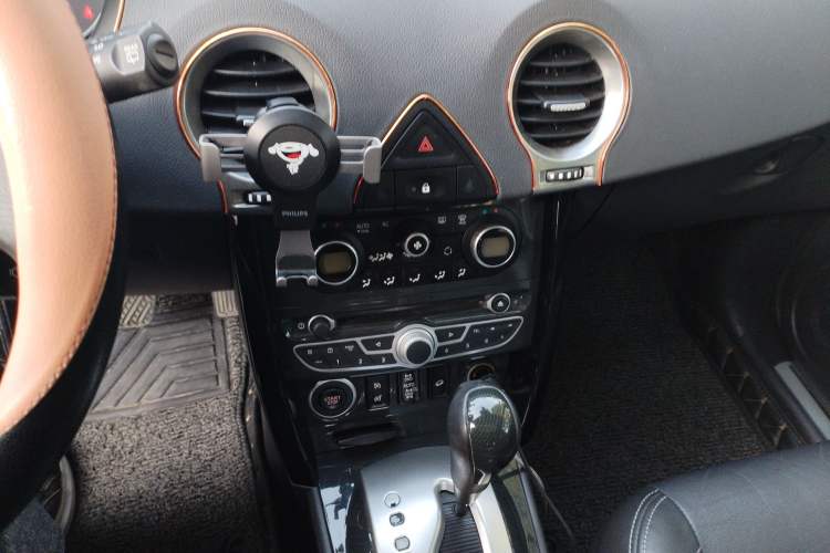 Used Renault Koleos 2012 2.5L 4x4 Luxury Navigation Edition Audio And AC Panel