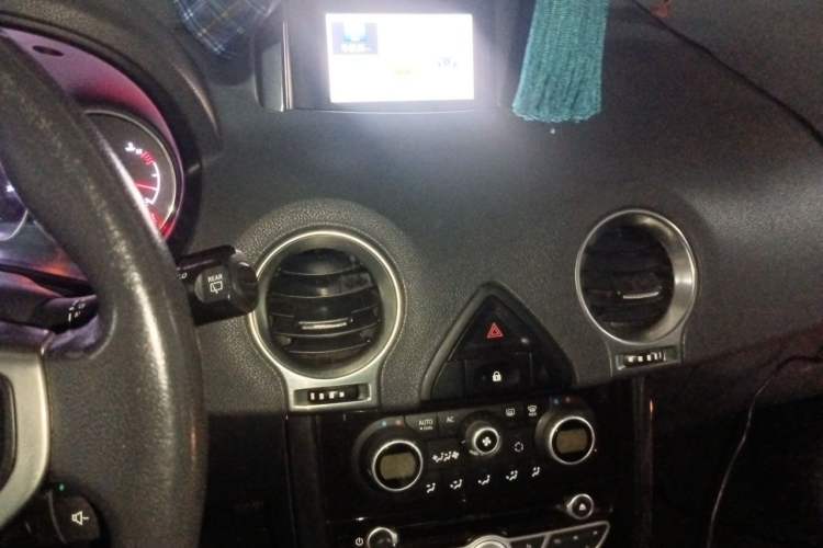 Used Renault Koleos 2012 2.5L 4x4 Comfort Edition with Navigation Audio And AC Panel