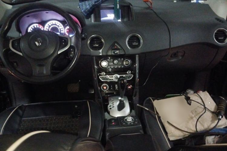 Used Renault Koleos 2012 2.5L 4x4 Comfort Edition with Navigation Center Console