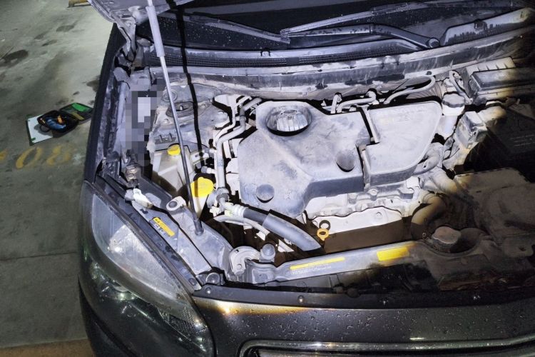 Used Renault Koleos 2012 2.5L 4x4 Luxury Navigation Edition Engine Bay Right