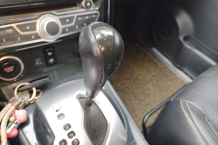Used Renault Koleos 2012 2.5L Two-Wheel Drive Comfort Edition with Navigation Gear Lever
