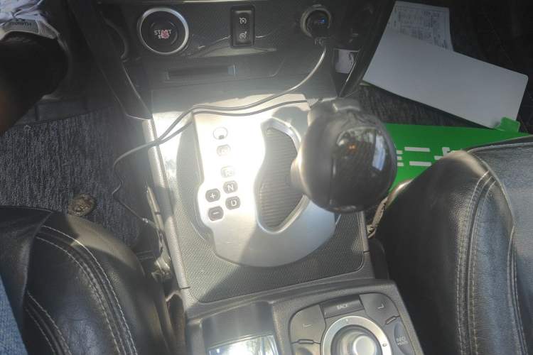 Used Renault Koleos 2012 2.5L Two-Wheel Drive Comfort Edition with Navigation Gear Lever