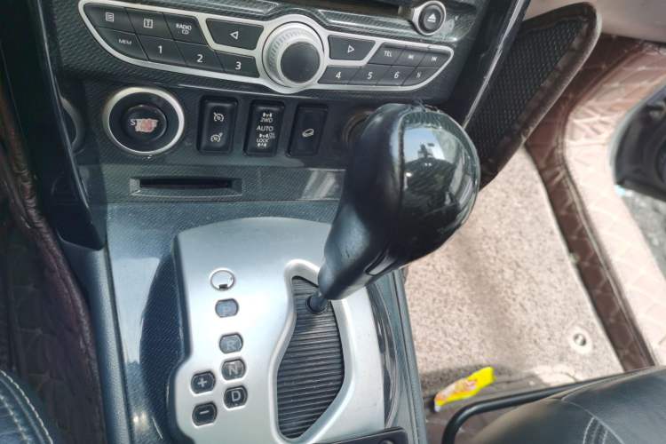 Used Renault Koleos 2012 2.5L 4x4 Comfort Edition with Navigation Gear Lever