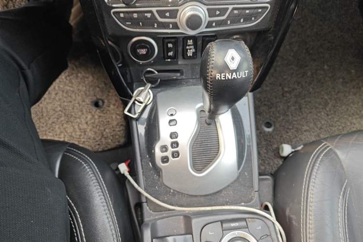 Used Renault Koleos 2012 2.5L 4x4 Comfort Edition with Navigation Gear Lever