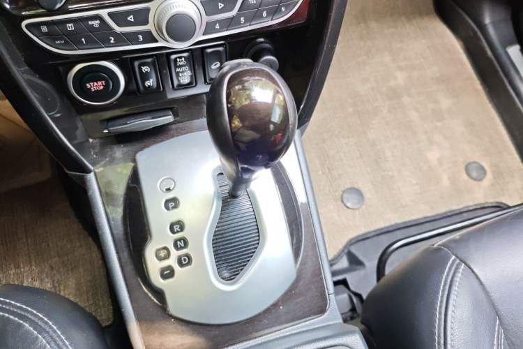 Used Renault Koleos 2012 2.5L 4x4 Comfort Edition with Navigation Gear Lever