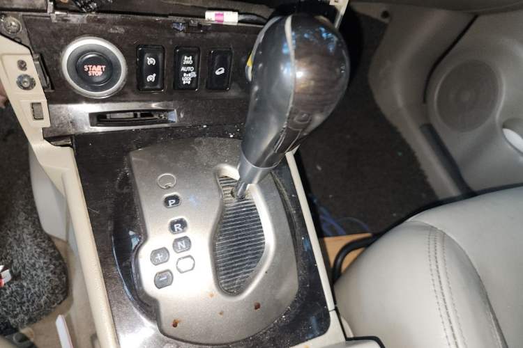 Used Renault Koleos 2012 2.5L 4x4 Comfort Edition with Navigation Gear Lever