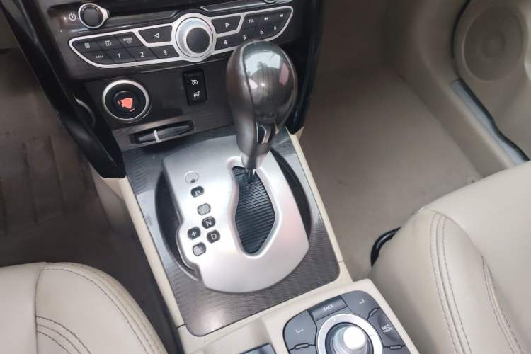Used Renault Koleos 2012 2.5L Two-Wheel Drive Comfort Edition with Navigation Gear Lever