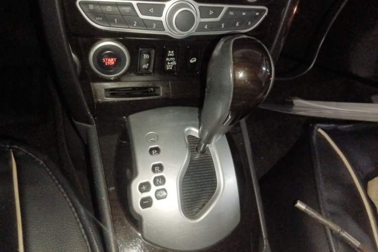 Used Renault Koleos 2012 2.5L 4x4 Comfort Edition with Navigation Gear Lever