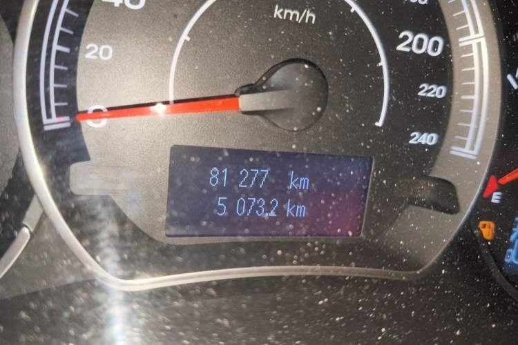 Used Renault Koleos 2012 2.5L 4x4 Luxury Navigation Edition Odometer Close Up