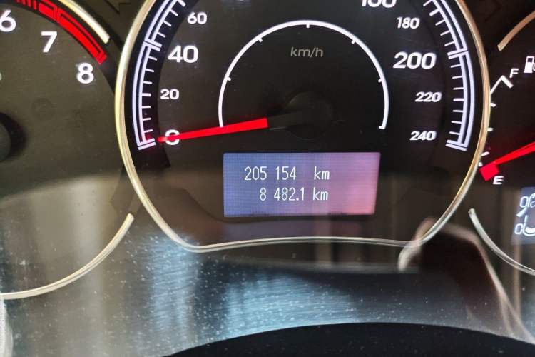 Used Renault Koleos 2012 2.5L 4x4 Comfort Edition with Navigation Odometer Close Up