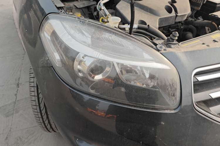 Used Renault Koleos 2012 2.5L 4x4 Comfort Edition with Navigation Right Front Headlight