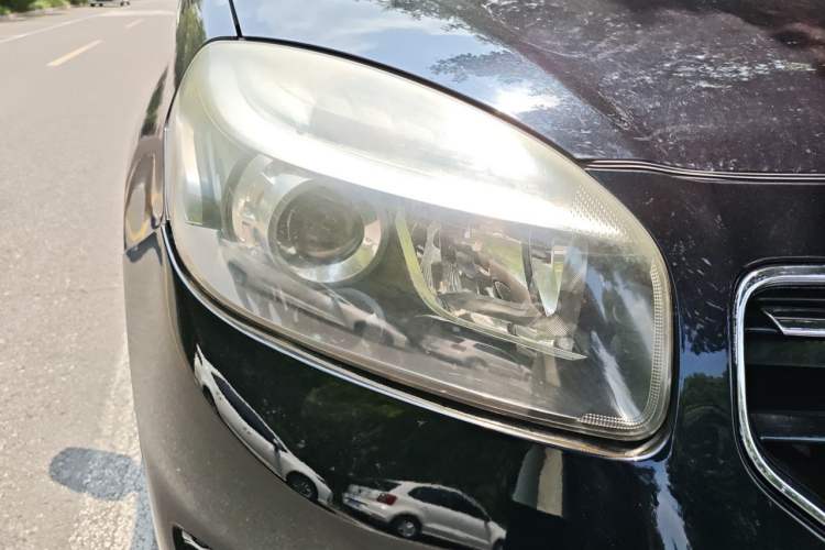 Used Renault Koleos 2012 2.5L 4x4 Comfort Edition with Navigation Right Front Headlight