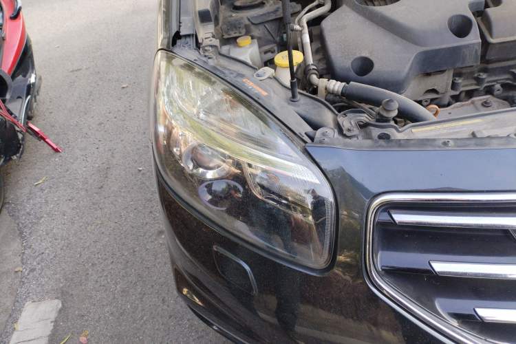 Used Renault Koleos 2012 2.5L 4x4 Luxury Navigation Edition Right Front Headlight