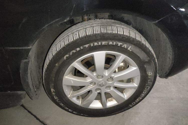 Used Renault Koleos 2012 2.5L 4x4 Comfort Edition with Navigation Right Front Wheel Hub