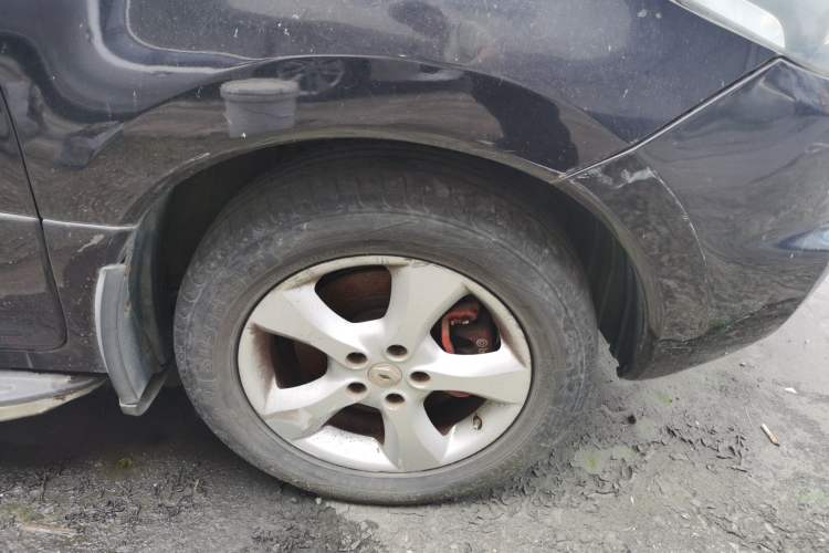 Used Renault Koleos 2012 2.5L 4x4 Comfort Edition with Navigation Right Front Wheel Hub