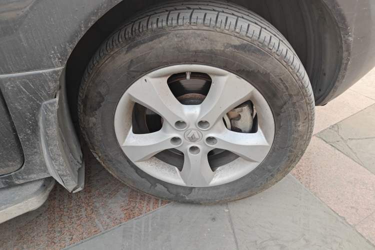 Used Renault Koleos 2012 2.5L 4x4 Comfort Edition with Navigation Right Front Wheel Hub
