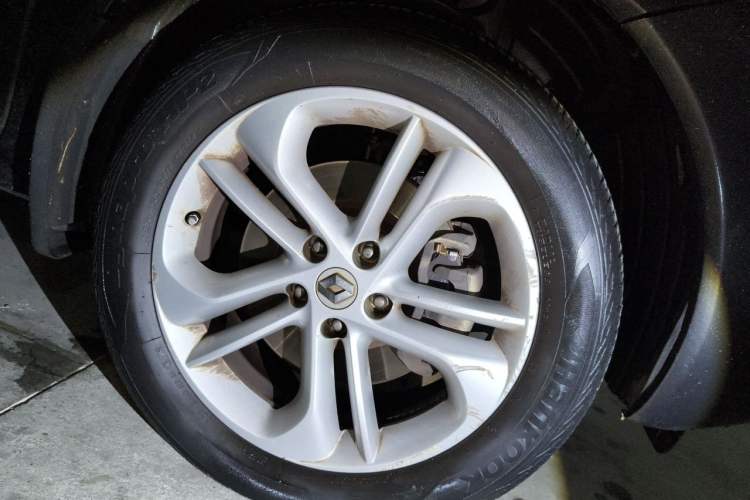 Used Renault Koleos 2012 2.5L 4x4 Luxury Navigation Edition Right Front Wheel Hub