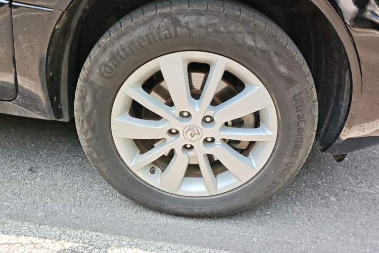 Used Renault Koleos 2012 2.5L 4x4 Comfort Edition with Navigation Right Front Wheel Hub