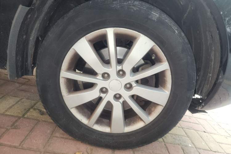 Used Renault Koleos 2012 2.5L 4x4 Comfort Edition with Navigation Right Front Wheel Hub